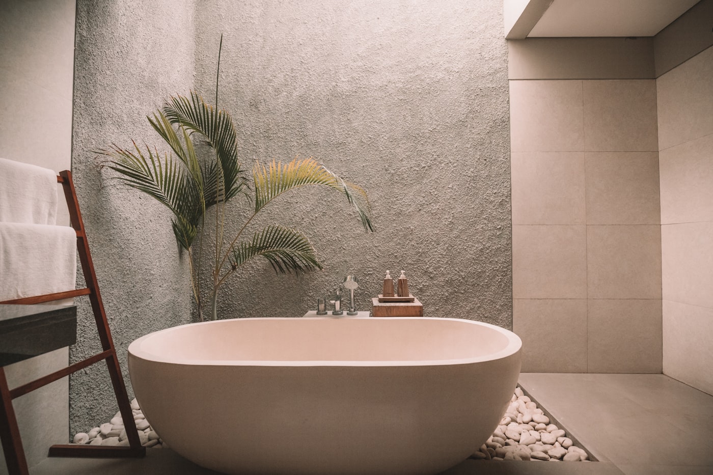 Freestanding soaking tub